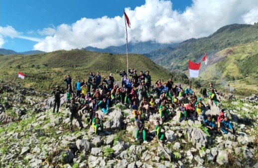 Sambut HUT RI, Pos Walesi Satgas Yonif 645/Gardatama Yudha Bersama Warga, Kibarkan Merah Putih di Bukit Walesi
