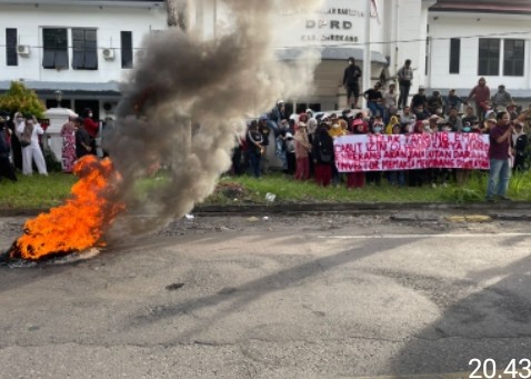 Aliansi Lingkar Tambang Mendesak  Bupati dan Ketua DPRD Kabupaten Enrekang  Pencabutan IUP CV HKM di Pemerintah Provinsi Hingga ke Pusat .