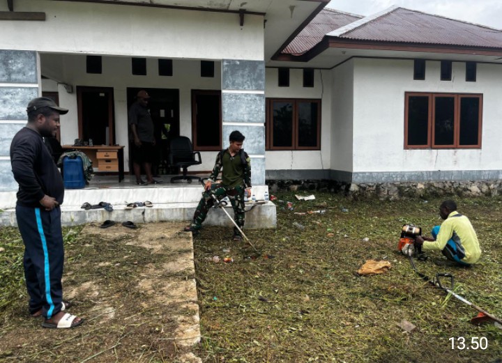 Semangat Gotong Royong, Satgas Yonif 147/KGJ Bersama Warga Bersihkan Halaman Rumah Warga di Distrik Teluk Arguni